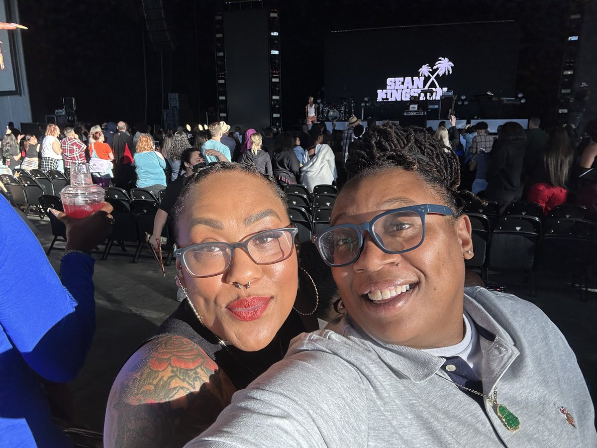 shilohnsam's tweet photo. Hanging out with the wifey #concertmode https://t.co/4bNJJyUO2m