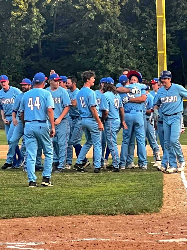 Chaskacubs's tweet photo. ⚾️❗️CUBS WIN❗️⚾️: Lenzen Day was a huge success - great crowd and a fabulous win for the Cubs 🎉 2-1 in 10 innings over @yacardinals! Thank you to the fans and our wonderful sponsors! https://t.co/Isk3sMEJAe