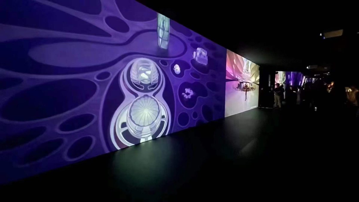 CNenlightV's tweet image. Silk Road Vision pays tribute to Zaha Hadid's architectural aesthetics and creates a "flowing journey of light and shadow" for the "THE NEW WORLD" design exhibition by Zaha Hadid Architects.
#hecoos #lightshadow #mapping #AVsolution #art #DesignExhibition #mediaserver #aesthetics