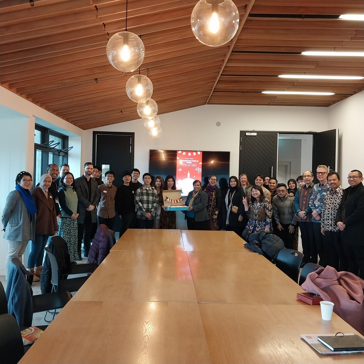 UCNZ's tweet photo. UC Vice-Chancellor Professor Cheryl de la Rey recently met with Her Excellency Indonesian Ambassador Fientje Maritje Suebu @SayaFientje. This was followed by a morning tea with some UC Indonesian students and an impromptu tour to see our UC Gamelan.
@UC_Indo #UCNow https://t.co/enI8jqlm8U