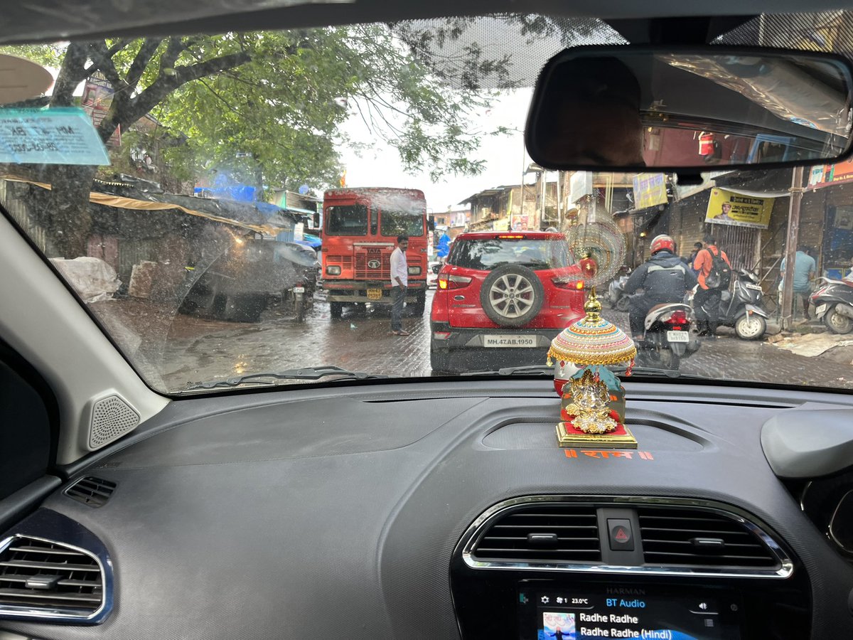 pmsinghania's tweet photo. @mybmc @CMOMaharashtra @Dev_Fadnavis the GARBAGE BIN &amp; Garbage collection truck are still in the middle of road creating a Jam of 30 to 45 mins on Aarey Road. #mumbaitraffic @MTPHereToHelp @mumbaitraffic @mieknathshinde 
Tolerance being tested of #Mumbaikar retweet to be heard https://t.co/3n8za4FGrL