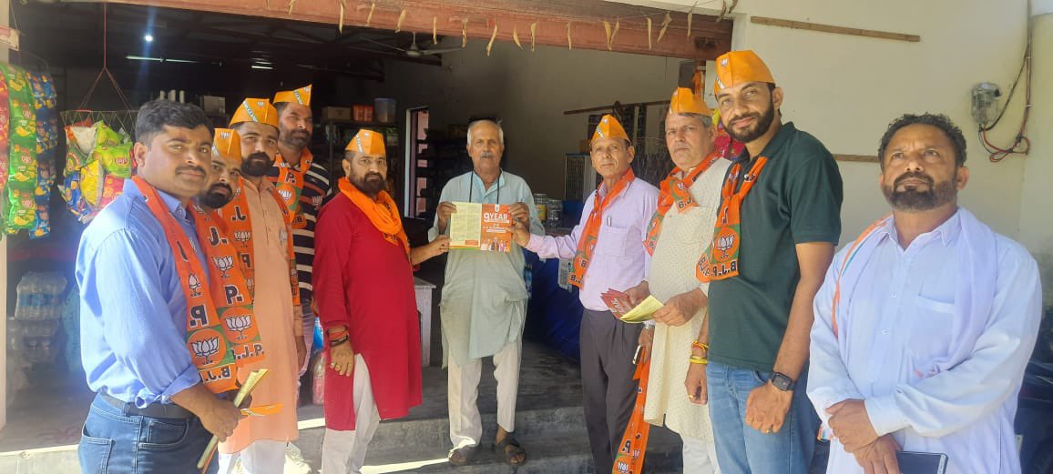 omikhajuria's tweet photo. प्रवास #Mathwar मंडल ,विधानसभा नगरोटा भारतीय जनता पार्टी जिला #JammuNorth
घर घर संपर्क अभियान बूथ नंबर 24
@JPNadda जी @blsanthosh जी @tarunchughbjp जी @ashishsood_bjp जी @RavinderRaina जी @AshokKoul59 जी @BJP4JnK @BJP4India https://t.co/V4KqZhzvAz