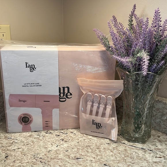KikiRetail's tweet photo. So good I had to share! Check out all the items I'm loving on @Poshmarkapp from @p_rozezboutique #poshmark #fashion #style #shopmycloset #lange #michaelkors: https://t.co/aYt7eKkvwB https://t.co/yF2lAfFpeK