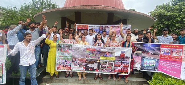 RisingKashmir's tweet image. #PanthersParty protests against ‘#hyperinflation’

@1HarshDevSingh

risingkashmir.com/panthers-party…