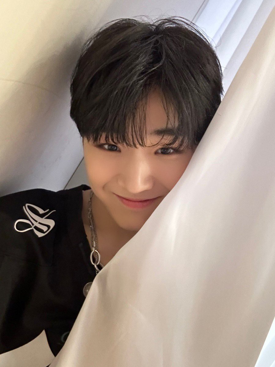 [#은섭]
좋은 아침☀️
오늘 월요일이니깡 월요팅 해주러 왔어여😍😍
다행히도 오늘은 비가 안 온다고 하지만 혹시 모르니까 챙겨가구🥺🥺
오늘 하루도 파이팅해여어어🤗🤗

#루네이트 #LUN8 
#월요팅극복🤩🤩