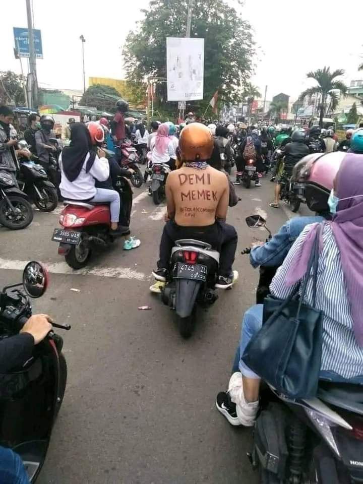 Dikyaryap's tweet photo. kerja demi apaaa? https://t.co/BbhxG4u7OA