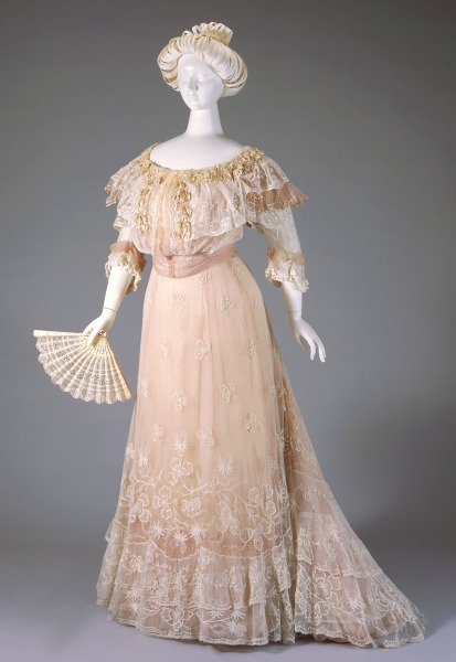 plummie9's tweet photo. Cincinnati, Ohio.
M.A. Ryan (American, active 1896-1909).

Evening dress, 1900-01.

© Cincinatti Art Museum.
#FashionHistory https://t.co/Kw7EgNeTzV