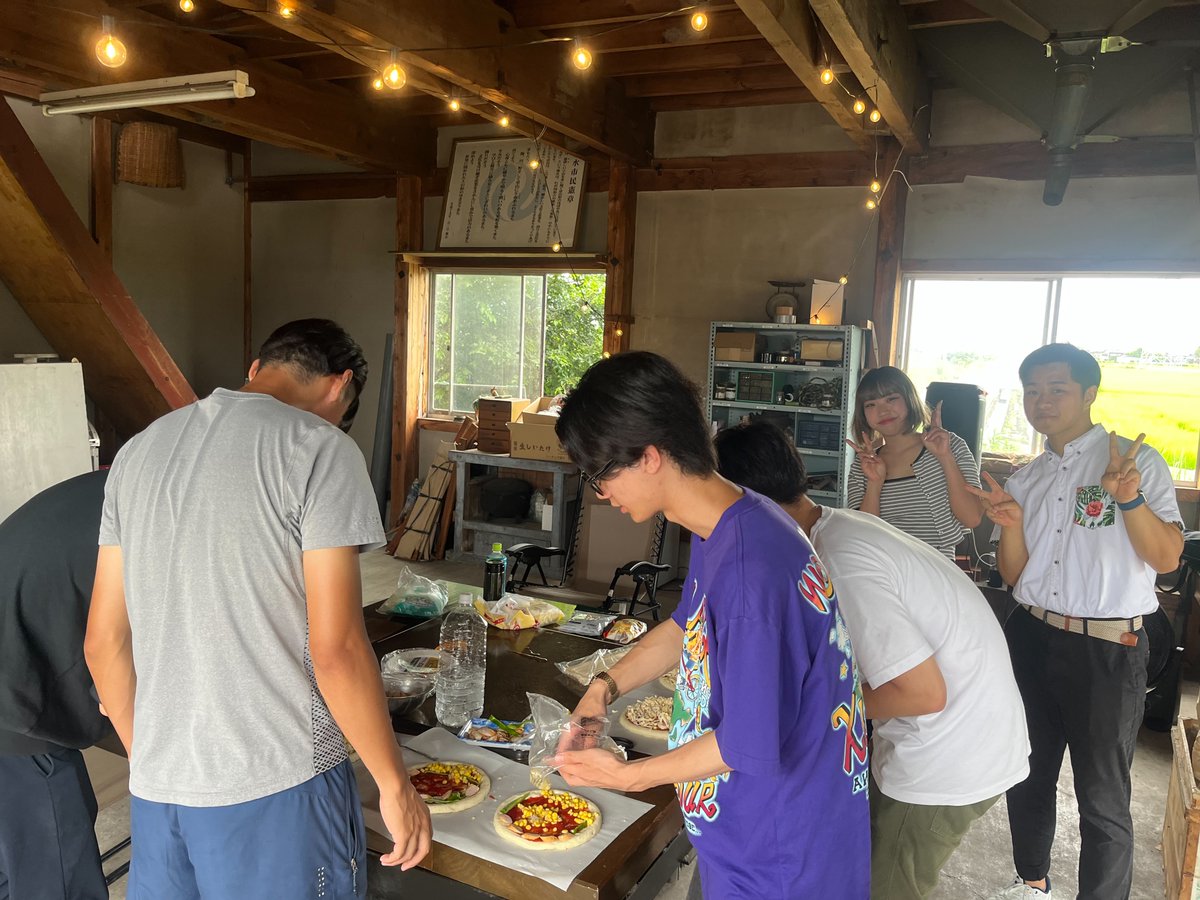 Engine73938357's tweet photo. 富山大学と富山情報ビジネス専門学校の学生と一緒に、射水市の古民家でピザ交流会しました！
活気あふれる学生や、古民家で活躍されている社会人の方々とお話しできてすごく刺激をいただきました！
一緒に富山を盛り上げていきましょう！
#富山県
#富山大学
#富山情報ビジネス専門学校
#富山県立大学 https://t.co/BWey5fbrSY