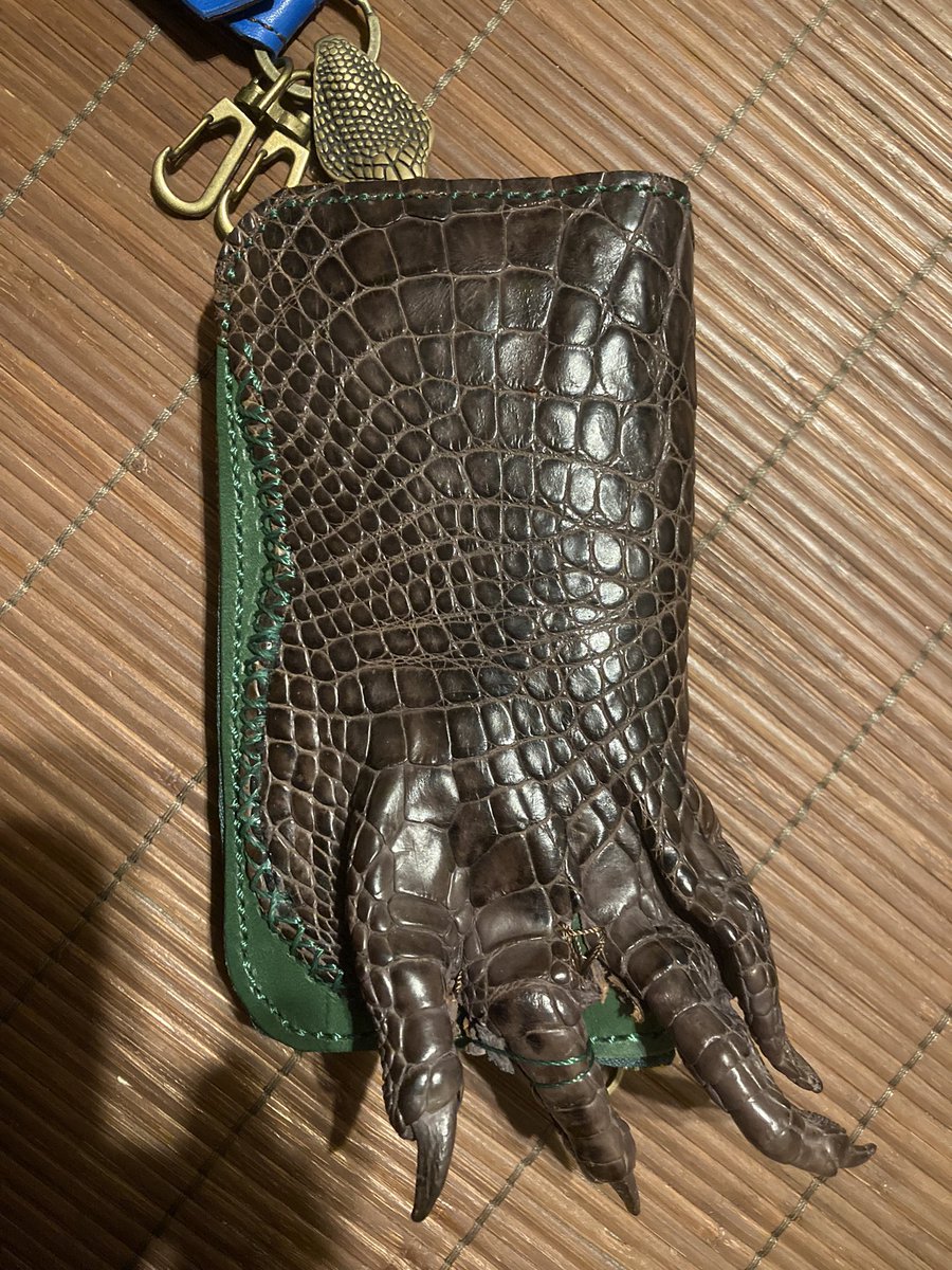eXioticaleather's tweet photo. ご無沙汰し���おります。
最近ちまちまと小さいものを作っていた為、停止していましたが、久しぶりにガッツリしたものを作りました。
ワニの手をどかっと使ったウォレット…ではなく、友人のアクリルスタンドケース https://t.co/UxCjWfip2A