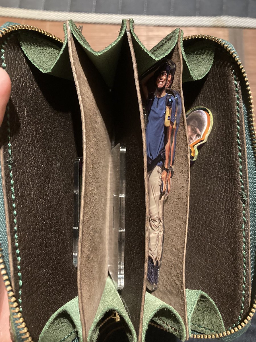 eXioticaleather's tweet photo. ご無沙汰し���おります。
最近ちまちまと小さいものを作っていた為、停止していましたが、久しぶりにガッツリしたものを作りました。
ワニの手をどかっと使ったウォレット…ではなく、友人のアクリルスタンドケース https://t.co/UxCjWfip2A