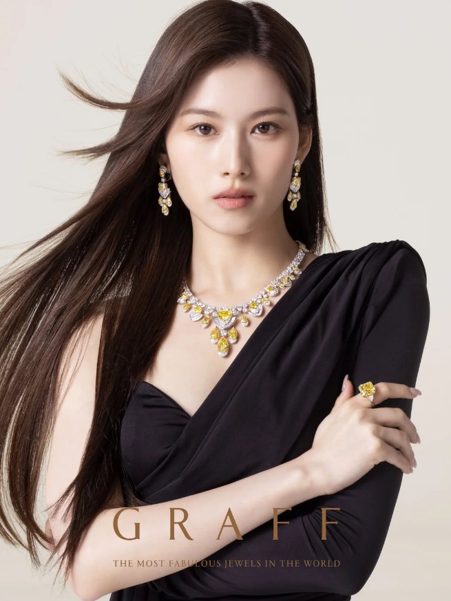 WORLDMUSICAWARD's tweet photo. #TWICE's #SANA is Graff's new ambassador in Japan!👏👩‍🎤🆕💍💎 📿 🇯🇵🔥👑
@JYPETWICE https://t.co/rP2fGam3NS