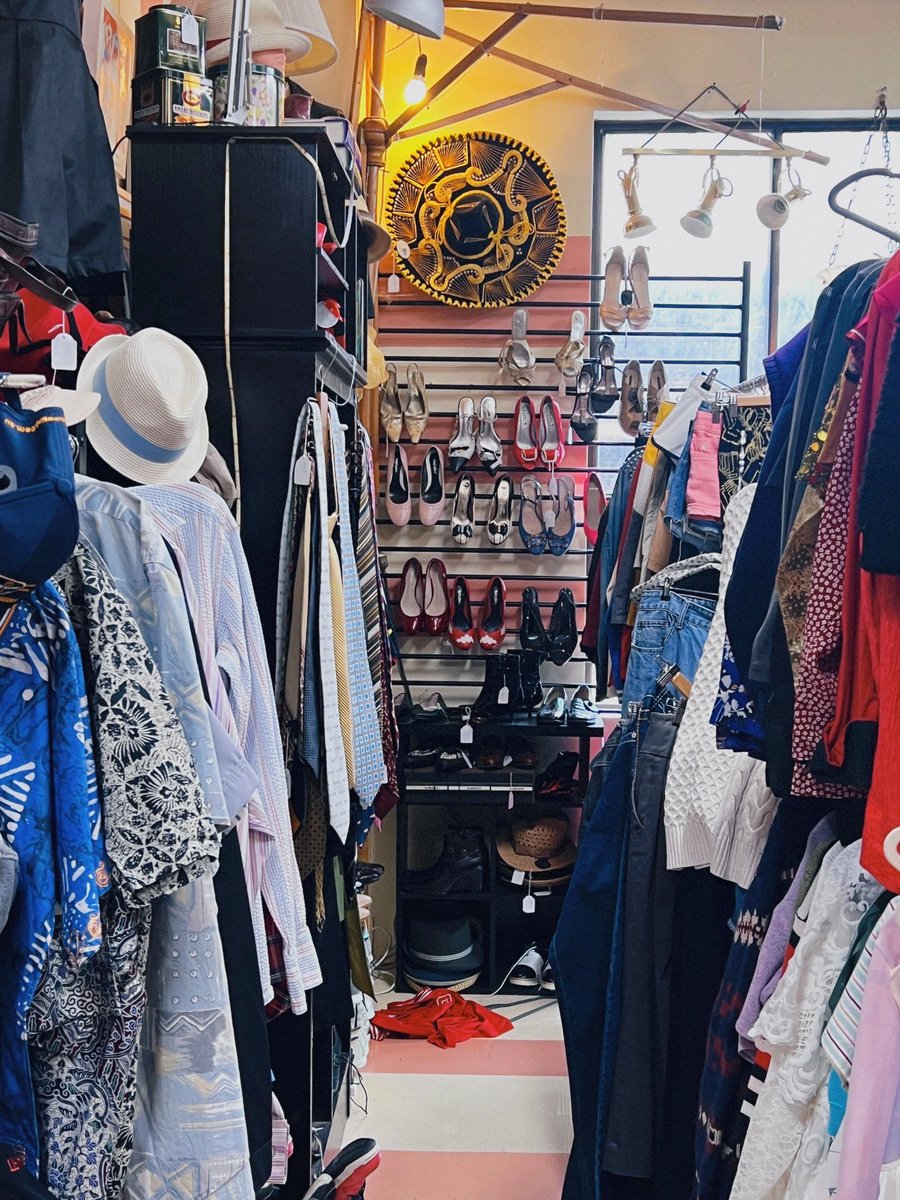 🚪 Entering the door is the smell of American drama that hits you! 📺