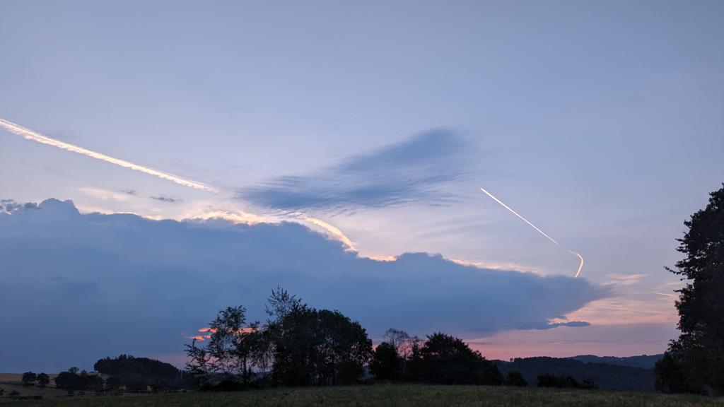 me_too's tweet photo. And there she goes, the management thunderstorm..
#QFA1 from #Auatralia made a visible detour around it
https://t.co/EO6sZcEbvZ https://t.co/ZUqIdMfR9U