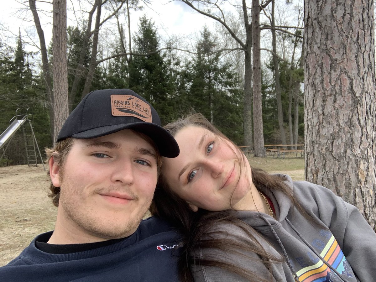 JacobDaDarling's tweet photo. Happy 22nd birthday to the most beautiful and creative girl I have ever met! She brings me so much joy that I would have never experienced if @10riri10 hadn’t taken the chance to sit next to me years ago.  Wish her a happy bday because it would mean the world me!😍🥳🦋🐳🌗 https://t.co/wrIHzlKs5L