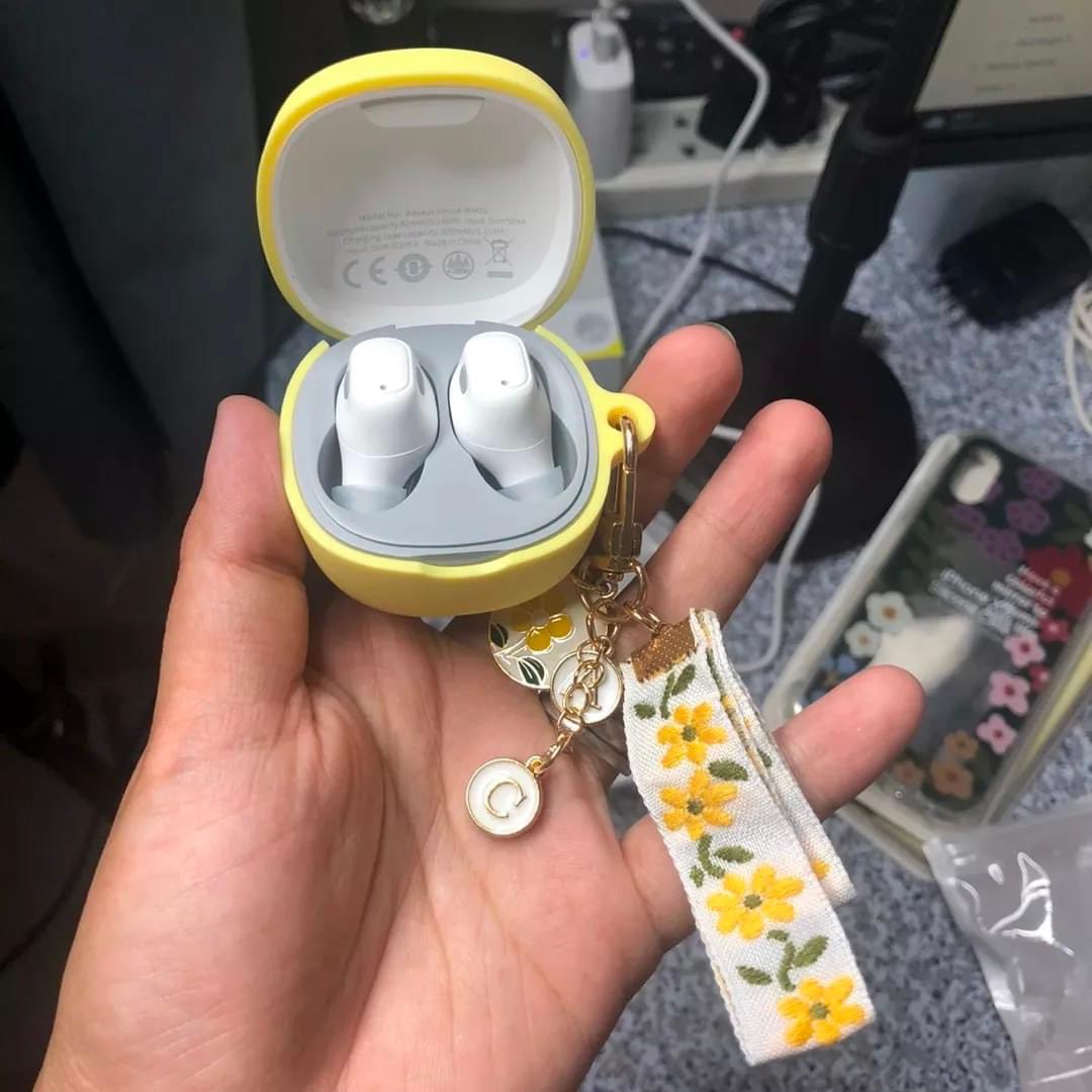 ShopzadaReviews's tweet photo. Very Affordable.
it has noice cancelling, the bass are good, the microphones are crisp, it charges fast, its easy to use, and it lasts me for almost 5 days.

Order here https://t.co/hnKNYD11gx https://t.co/Bm3uRzsoPi