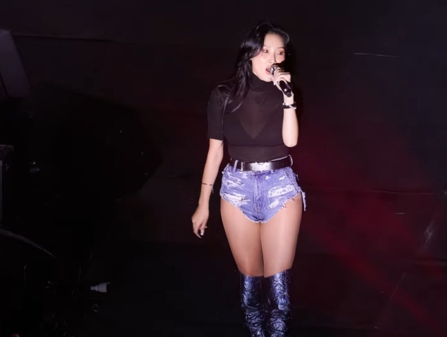 LiryOnni's tweet photo. #Hwasa fue denunciada por "delito de obscenidad pública" en un festival universitario 😨

Los padres de los estudiantes alegan que su actuación causó vergüenza a quienes la presenciaron y que no encaja en el contexto artístico de la coreografía.

Fuente: https://t.co/y5VOHd6DVp https://t.co/lpfLuUfD9a