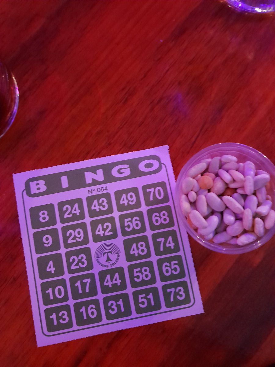 El bingo drag de <a href="/MaureenJunott/">Maureen Junott</a> y <a href="/morgannelamorte/">Morganne LaMorte</a> es lejos la mejor forma de cerrar los domingos 🫶. Juro que volveré por ese tarro de duraznos 🥰🙌