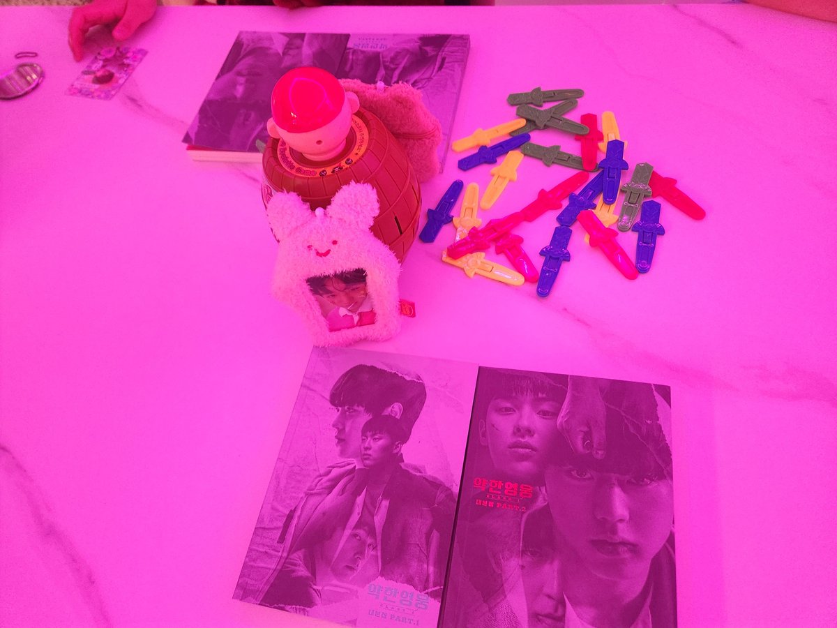 Camellia_APT's tweet photo. 아 맞다 어제 파티룸 비하인드ㅋㅋㅋ 약영 정주행하고 뭐하고 햇더니 새벽4시되서 잘려다가 아 자는것도 아깝다! 싶어서 보드게임 했는데 해적룰렛 겜을 햇단 말야? 튀어나온 사람��� 벌칙으로 나머지 사람이 대본집에서 오글거리는 대사 정해주면 그거 읽는거 했는데ㅋㅋㅋ 나랑 도리만 계속 걸림.. https://t.co/nZP5p3VdOc
