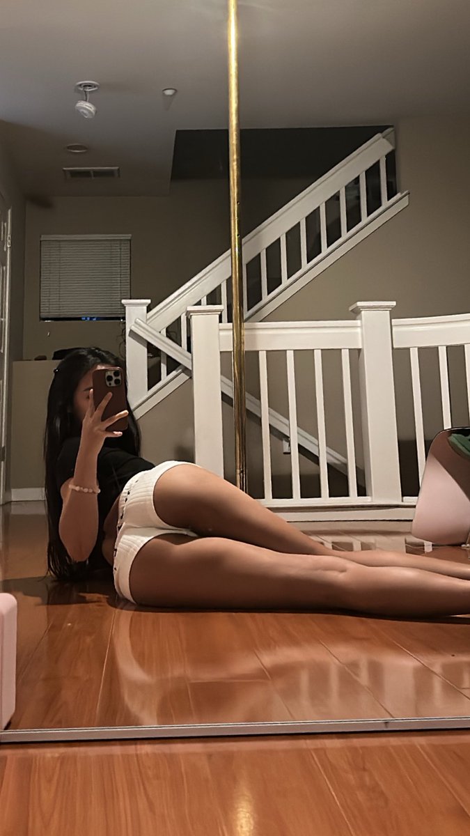 rose82567770's tweet photo. doing my night time stretchies https://t.co/Z8Xa07o0pj