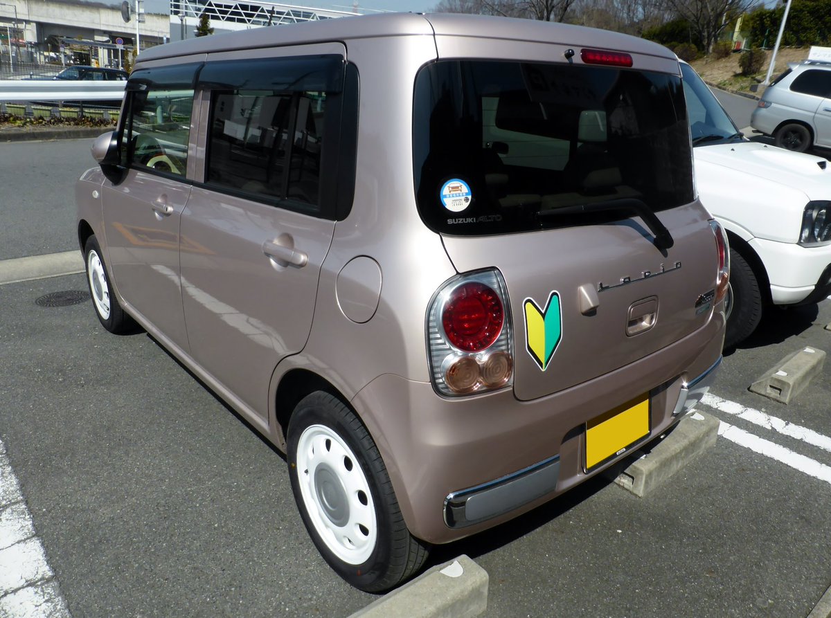 adriansyahyasin's tweet photo. Buat teman-teman yang mungkin ingin tahu, arti 🔰 sebetulnya adalah “Beginner Driver”

Atau Shinoshinsha. Tanda ini adalah tanda pengendara pemula di Jepang. Di Jepang, mobil pengendara yang baru punya SIM harus ditempeli stiker ini di depan/belakang kendaraannya selama setahun pertama