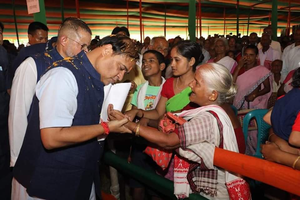 jury_sharma's tweet photo. আদৰণীয় প্ৰধানমন্ত্ৰী শ্ৰীযুত নৰেন্দ্ৰ মোদী ডাঙৰীয়াৰ নেতৃত্বাধীন কেন্দ্ৰীয় চৰকাৰৰ নৱম বৰ্ষপূৰ্তি উপলক্ষে ভাৰতীয় জনতা পাৰ্টিয়ে দেশজুৰি আয়োজন কৰা 'মহা জনসম্পৰ্ক অভিযান'ৰ লগত সংগতি ৰাখি আজি অসমৰ মাননীয় মুখ্যমন্ত্ৰী ডঃ হিমন্ত বিশ্ব শৰ্মা ডাঙৰীয়াৰ উপস্থিতিত মঙ্গলদৈ লোকসভা সমষ্টিৰ অন্তৰ্গত কমলপুৰ বিধানসভা সমষ্টিৰ পুঠিমাৰী বাৰোৱাৰী শ্ৰীশ্ৰী দুৰ্গা মন্দিৰ চৌহদত অনুষ্ঠিত এখন গুৰুত্বপূৰ্ণ সভাত মই অংশগ্ৰহণ কৰোঁ।
উৎকৎ তাপ আৰু প্ৰখৰ ৰ'দ নেওচি অংশগ্ৰহন কৰা জনসাধাৰনে ভাৰতীয় জনতা পাৰ্টি আৰু আদৰণীয় প্ৰধানমন্ত্ৰী আৰু মাননীয় মুখ্যমন্ত্ৰী ডাঙৰীয়াৰ যি দুৰদৃষ্টি তাৰেই প্ৰমাণ দাঙি ধৰে। তেওঁলোকৰ সঁহাৰিয়ে আদৰণীয় প্ৰধানমন্ত্ৰী শ্ৰীযুত নৰেন্দ্ৰ মোদী ডাঙৰীয়াক তৃতীয় বাৰৰ বাবে নিৰ্বাচিত কৰে তুলিবলৈ সাজু।

#9YearsOfSeva 
#MahaJansamparkAbhiyan 
#BJP4IND 
#BJP4Assam