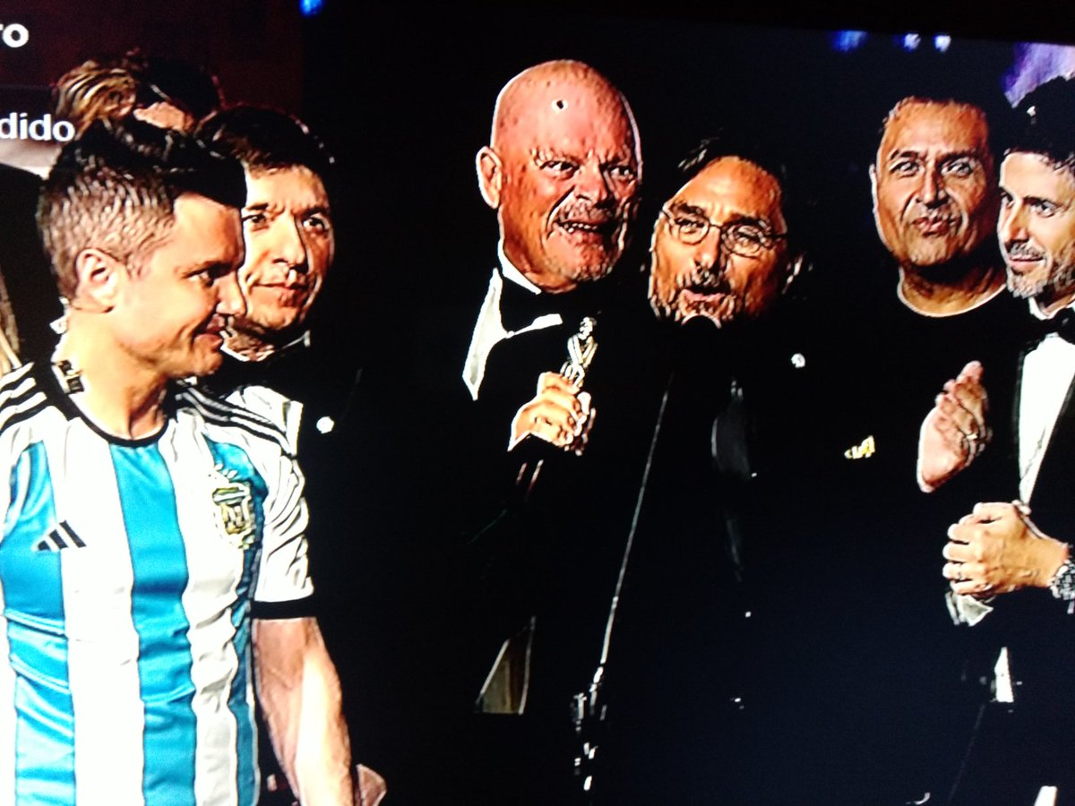 Cristia63969064's tweet photo. TREMENDO, ALFA GANÓ EL MARTÍN FIERRO DE ORO!!! YA GANÓ CUATRO, IMPRESIONANTE!!! LA REVELACIÓN DEL AÑO y Romina no fue invitada y lo mira por Tv. Justicia Divina #MartinFierro #Alfita #RominaAl9009 https://t.co/0nqkk26k6K
