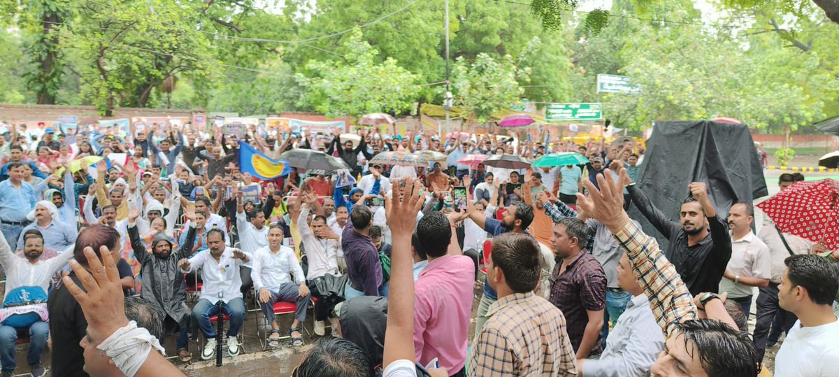 तमाम अड़चनों और भयंकर बारिश में जब जंतर मंतर बना हमारे पुरानी पेंशन बहाली आंदोलन का गवाह...
#पुरानी_पेंशन_बहाल_करो