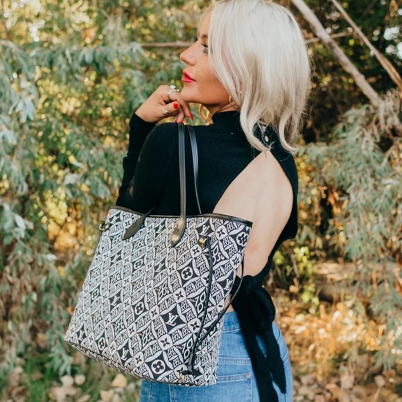 MichelleAdmire5's tweet photo. So good I had to share! Check out all the items I'm loving on @Poshmarkapp #poshmark #fashion #style #shopmycloset #chanel #louisvuitton: https://t.co/T3zrjtQPQq https://t.co/p53ZEMNcQj