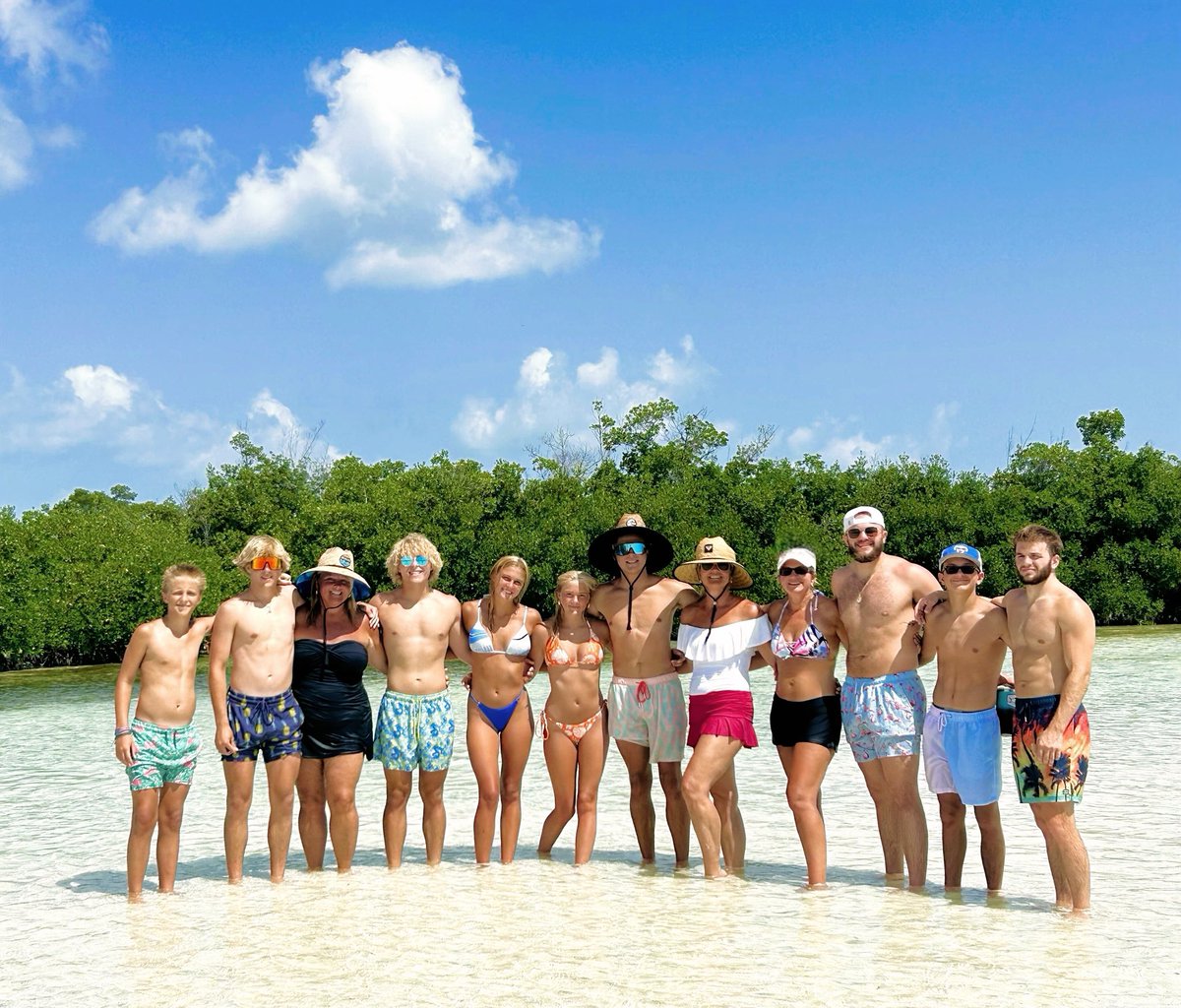 kashort5's tweet image. This never gets old. ☺️❤️🌊☀️👙🐟🚤🦀🐠🎣🤿🐚🦞 #keyslife #friendslikefamily #boymom #happygirl