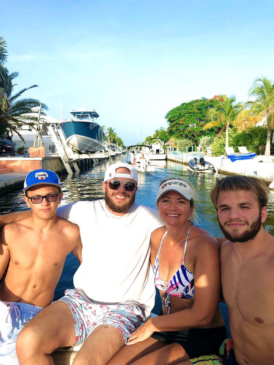 kashort5's tweet image. This never gets old. ☺️❤️🌊☀️👙🐟🚤🦀🐠🎣🤿🐚🦞 #keyslife #friendslikefamily #boymom #happygirl