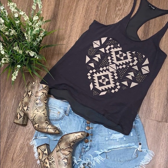 Joy2the11673933's tweet photo. So good I had to share! Check out all the items I'm loving on @Poshmarkapp #poshmark #fashion #style #shopmycloset #coach #barefootdreams #express: https://t.co/uog247lTfy https://t.co/4jz6Z7J442