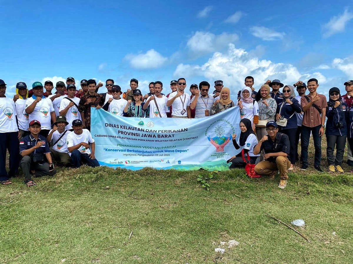 pusriskel's tweet photo. Pangandaran(9/7/23)-Tim #PIAMARI mengikuti program penanaman vegetasi pantai merupakan hasil inisasi DKP Provinsi Jabar dgn beberapa sponsor, yang diberikan kpd dua kelompok masyarakat pesisir Desa Legokjawa u/melakukan penanaman vegetasi pantai
@kkpgoid @bppsdm_kp @hendrasiry https://t.co/eDiridc0YC