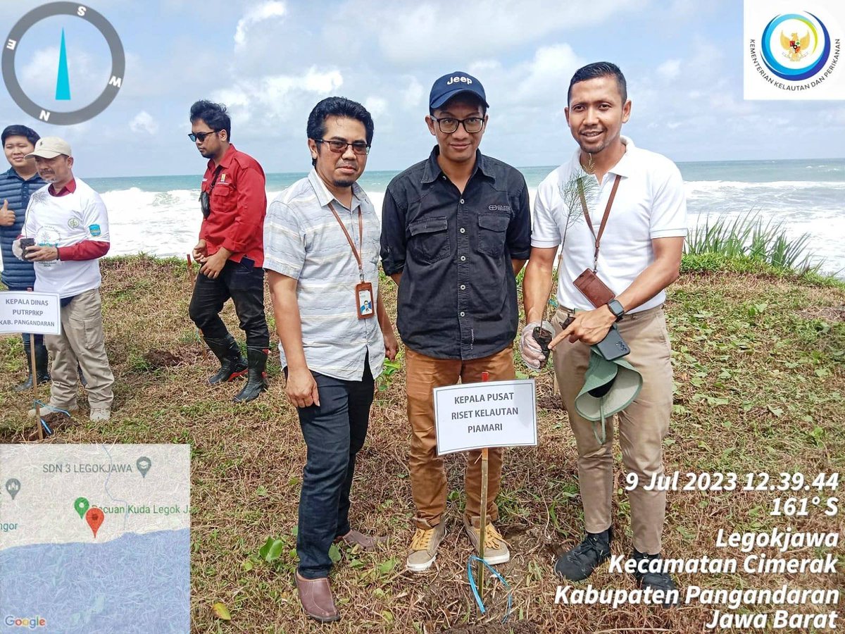pusriskel's tweet photo. Pangandaran(9/7/23)-Tim #PIAMARI mengikuti program penanaman vegetasi pantai merupakan hasil inisasi DKP Provinsi Jabar dgn beberapa sponsor, yang diberikan kpd dua kelompok masyarakat pesisir Desa Legokjawa u/melakukan penanaman vegetasi pantai
@kkpgoid @bppsdm_kp @hendrasiry https://t.co/eDiridc0YC