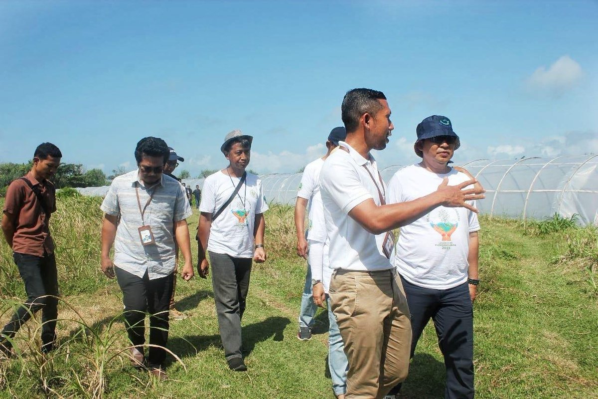 pusriskel's tweet photo. Pangandaran(9/7/23)-Tim #PIAMARI mengikuti program penanaman vegetasi pantai merupakan hasil inisasi DKP Provinsi Jabar dgn beberapa sponsor, yang diberikan kpd dua kelompok masyarakat pesisir Desa Legokjawa u/melakukan penanaman vegetasi pantai
@kkpgoid @bppsdm_kp @hendrasiry https://t.co/eDiridc0YC