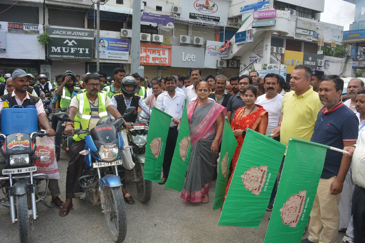 cityofpatna's tweet photo. माननीय महापौर ,माननीय उपमहापौर , नगर आयुक्त ने डेंगू और मलेरिया से बचाव के लिए एंटी लार्वा व फोगिंग मशीन को हरी झंडी दिखाकर रवाना किया | जिसके माध्यम से प्रत्येक में विशेष स्वच्छता अभियान चलाया जाएगा |
ULB CODE-801373
#antifogging #antilarwa
@SwachhBharatGov @MoHUA_India https://t.co/qG803M7l0E