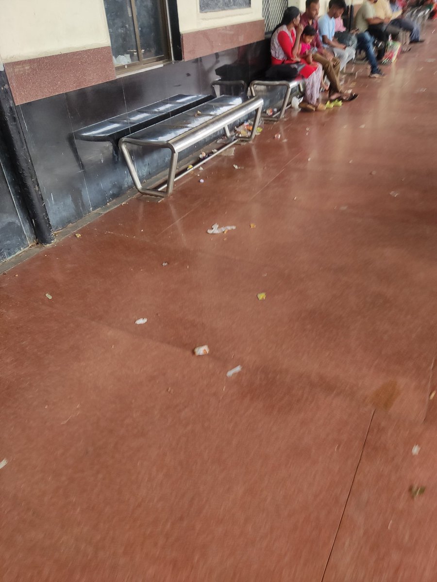 vinayak112's tweet photo. Is this kalaburagi railway station or garbage station...???@narendramodi @PMOIndia @RailMinIndia @RailwaySeva @AshwiniVaishnaw https://t.co/dKVoUnX7wT