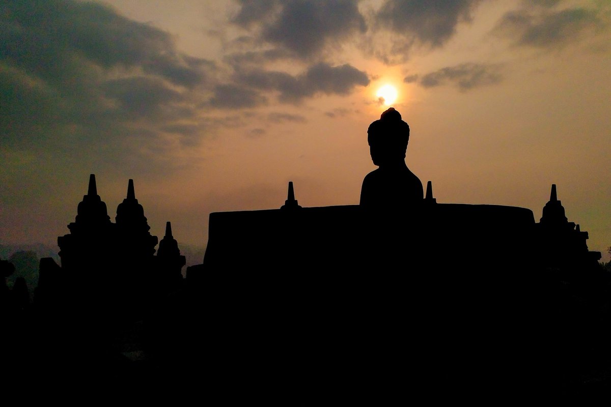 Sunrise, statue, and YOU

#shotonnokia #nokia8 #borobudur #travelphotography #temple