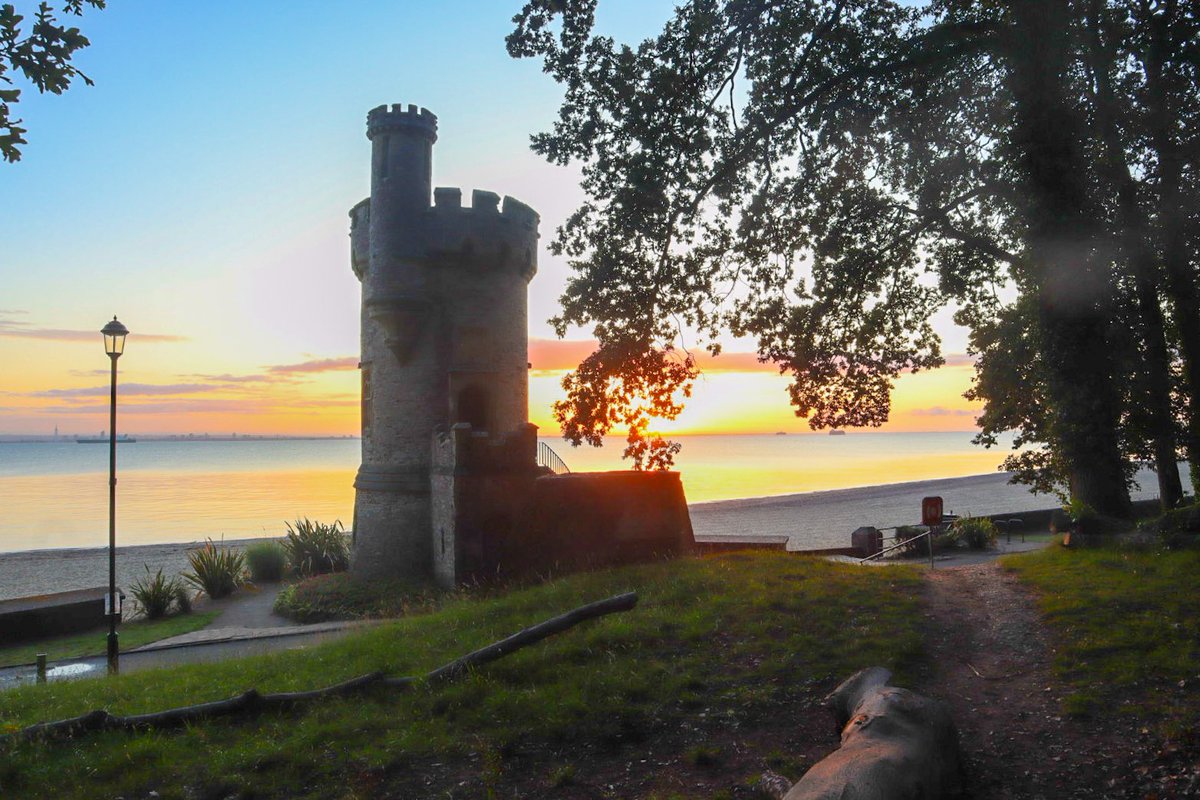 @iwightradio #capturingbritain #exploreisleofwight #LoveGreatBritain #island #photo #islandlife #atmospheric #greatphoto #amazing #wightatnight #ryde #goldenhour #beach #coastline #wight 

Sunrise, July 10th.