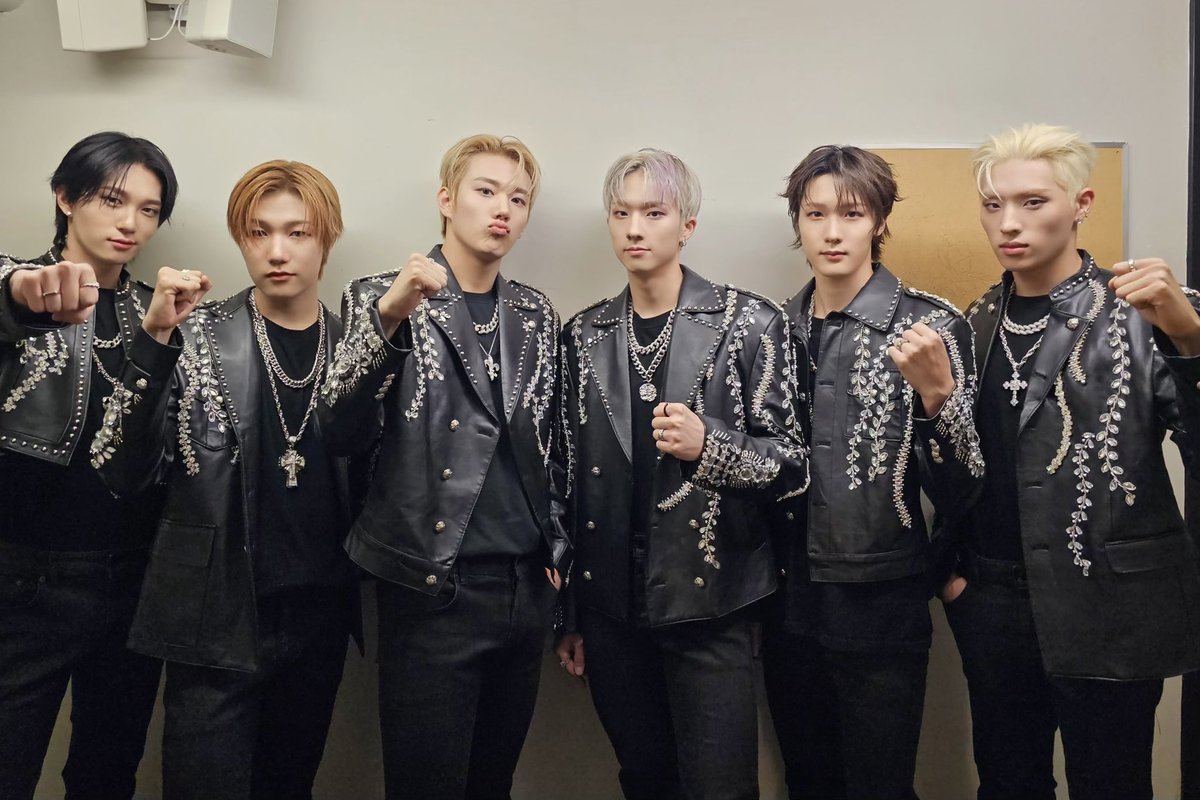 P1H_official's tweet photo. 2023 P1Harmony LIVE TOUR [P1ustage H : P1ONEER] IN VANCOUVER

두근거리는 이 마음 가득 안고 이제 시작해 볼까요💗
Let's get started with this heart full of excitement💗

#P1Harmony #피원하모니 #P1H #P1ustage_H #P1ONEER https://t.co/LM3hj978WD