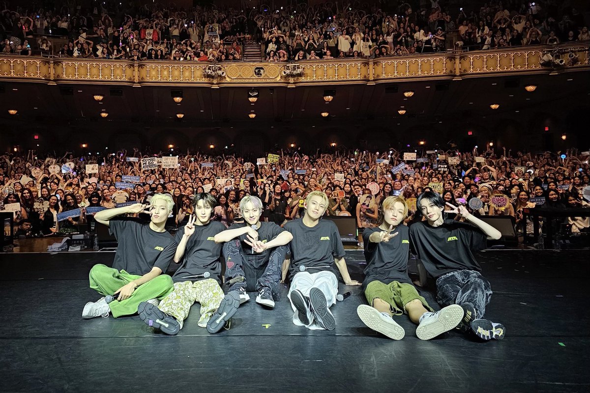 P1H_official's tweet photo. 2023 P1Harmony LIVE TOUR [P1ustage H : P1ONEER] IN VANCOUVER

두근거리는 이 마음 가득 안고 이제 시작해 볼까요💗
Let's get started with this heart full of excitement💗

#P1Harmony #피원하모니 #P1H #P1ustage_H #P1ONEER https://t.co/LM3hj978WD