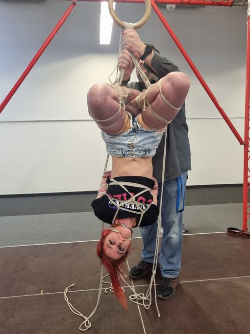 Watch Bitchmoni's leaked NSFW photo on TwXstars