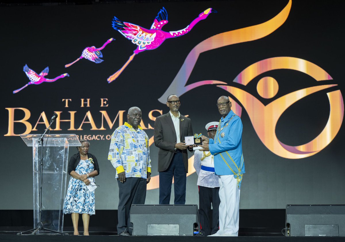 rbarwanda's tweet photo. 🚨AMAKURU MASHYA🚨

Mu birori by'isabukuru y'imyaka 50 y'ubwigenge bwa Bahamas, Perezida Kagame yahawe umudari w'icyubahiro ku bw'ubucuti afitanye n'iki gihugu n'abaturage bacyo.

#RBAAmakuru https://t.co/EDjOpek8pV
