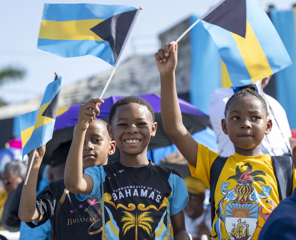 rbarwanda's tweet photo. 🚨AMAKURU MASHYA🚨

Mu birori by'isabukuru y'imyaka 50 y'ubwigenge bwa Bahamas, Perezida Kagame yahawe umudari w'icyubahiro ku bw'ubucuti afitanye n'iki gihugu n'abaturage bacyo.

#RBAAmakuru https://t.co/EDjOpek8pV
