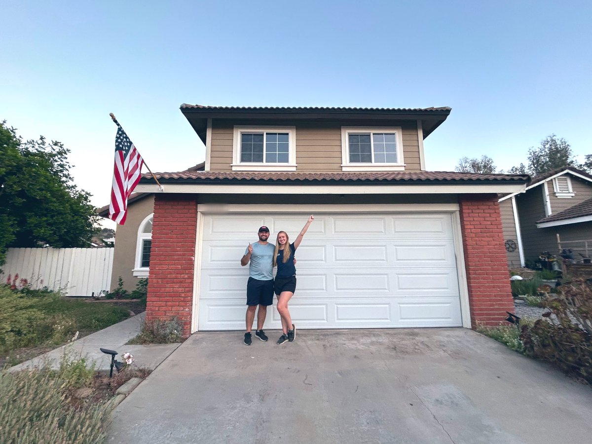 WE OFFICIALLY MOVED!! We sold our condo in April and the house we bought is finally ready for us. So excited for this next chapter 💕🏡🔑
