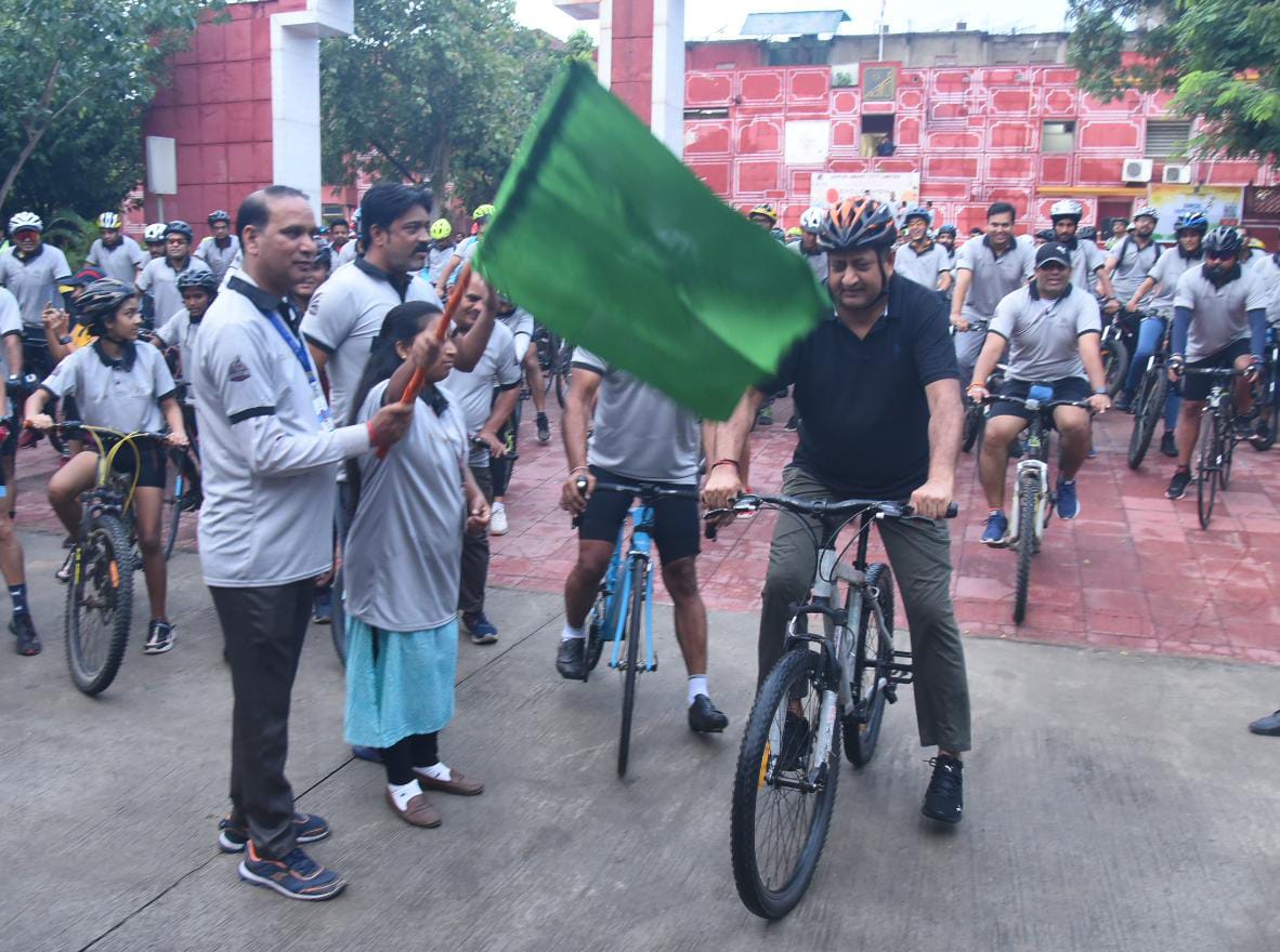 jscljaipur's tweet photo. "Cyclothon" was organized by JSCL on Saturday morning in which about 300 cyclists participated, to create awareness about heritage conservation, cleanliness and health.
#100ICCC
#SmartCitiesMission
#AzadikaAmrutmahotsav
#AKAM 
#AmritUtsav
#SabkaBharatNikhartaBharat
#8years https://t.co/KUZULNoVfP