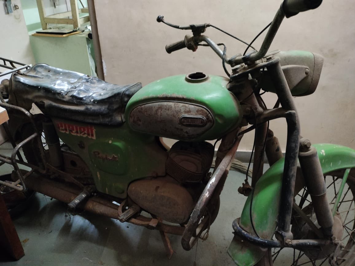 Finally we had to sell this #Rajdoot ,

Dad used to ride this for all his home visits in villages around Sinnar and nearby vicinity. Almost every village he had patient. 

#FamilyPhysician #1970s