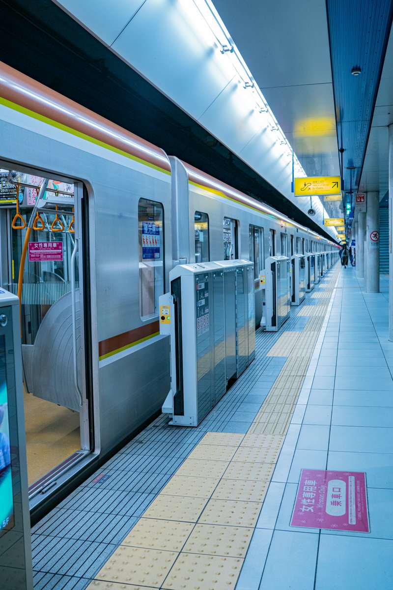 Tokyo Metro   
2 Editions / 8XTZ  Each    
🔗in comments below.   
#neonnoir #tokyo #tezosnft #streetphoto