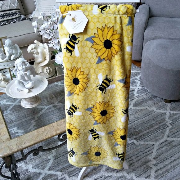 designsbyddt's tweet photo. So good I had to share! Check out all the items I'm loving on @Poshmarkapp from @Designs16Grace #poshmark #fashion #style #shopmycloset #boutique #sunville #envogue: https://t.co/LlbB1Z0Cpc https://t.co/IBgMKTUjCT