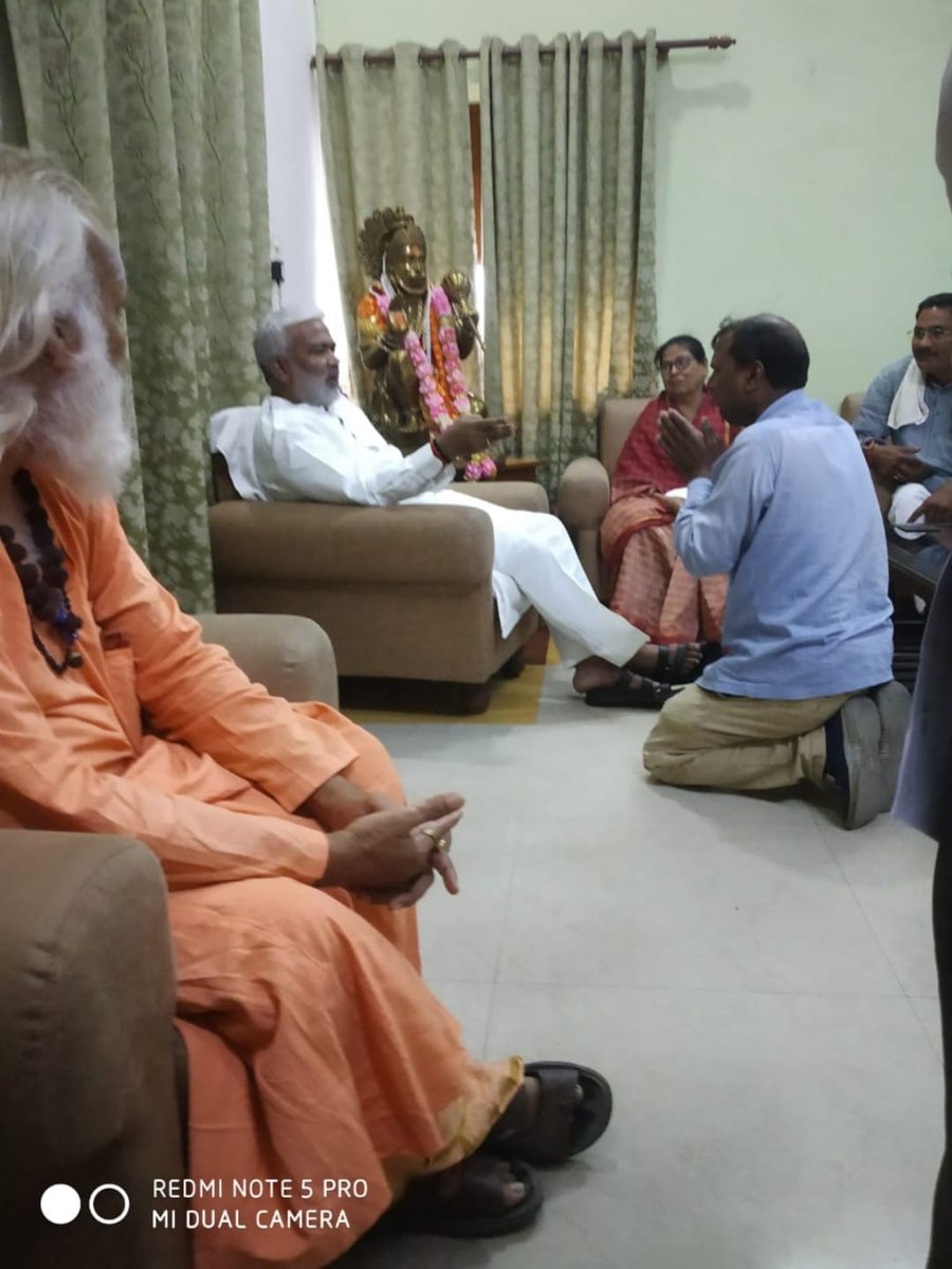 <a href="/narendramodi/">Narendra Modi</a> <a href="/rajnathsingh/">Rajnath Singh</a> कैसा दुर्भाग्य है इस देश का #ब्राह्मणतदर्थ शिक्षक यूपी के मंत्री जी के चरणों पर पड़कर वेतन के लिए याचना कर रहे हैं।