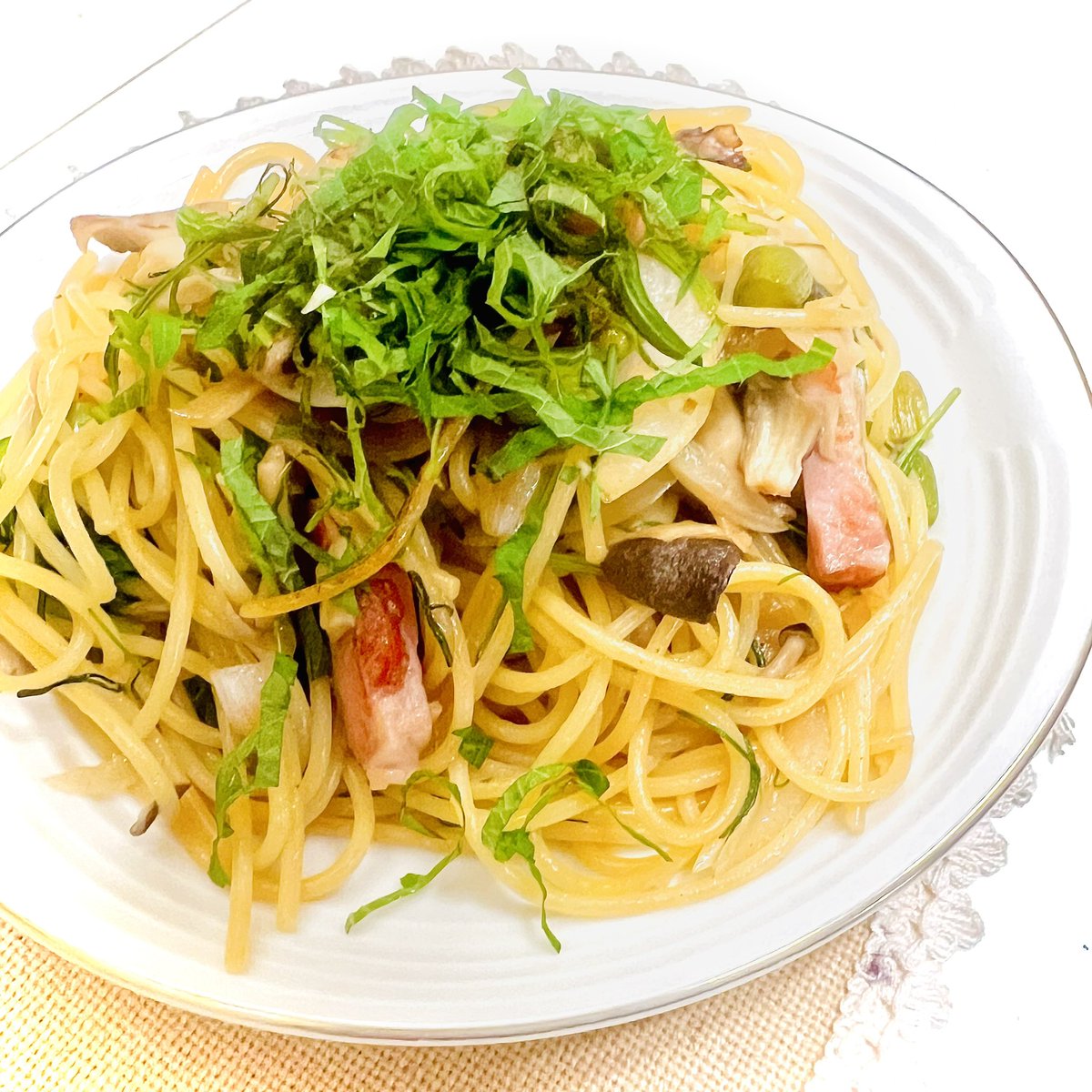 ⚫︎和風キノコパスタ🍝
見た目にちょっと雑感出ましたけど、味付け最高にできました🙌忘れないうちに材料メモっ！パスタは塩味多め茹でて。
◆材料:ベーコン、キノコ類、玉ねぎ、おかひじき、アスパラ
◆調理料:ニンニク、塩胡椒、味の素、バター、甘醤油（山口の）、しそ
#自炊記録 #お昼ごはん